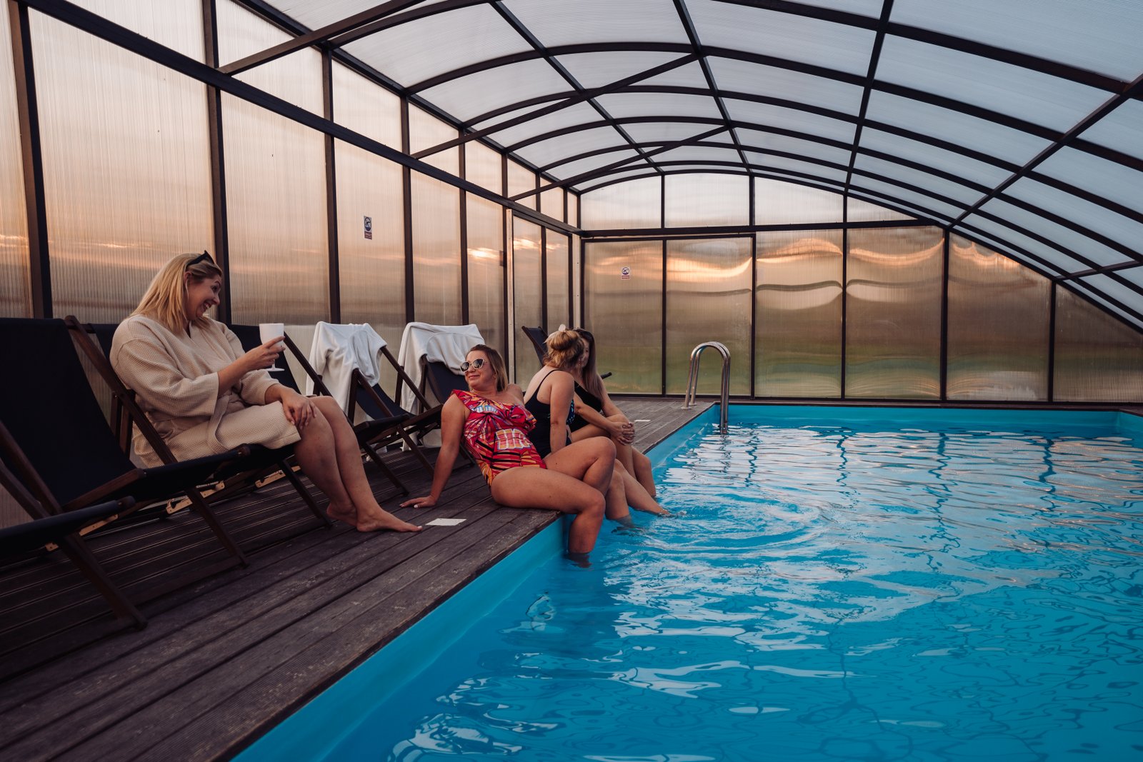 Kryty basen w domkach na Kaszubach — zabawa z dziećmi