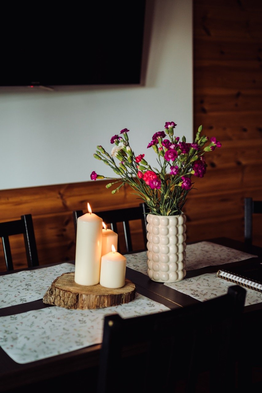 Wnętrze domku na Kaszubach — salon z kominkiem, Chabry i Rumianki