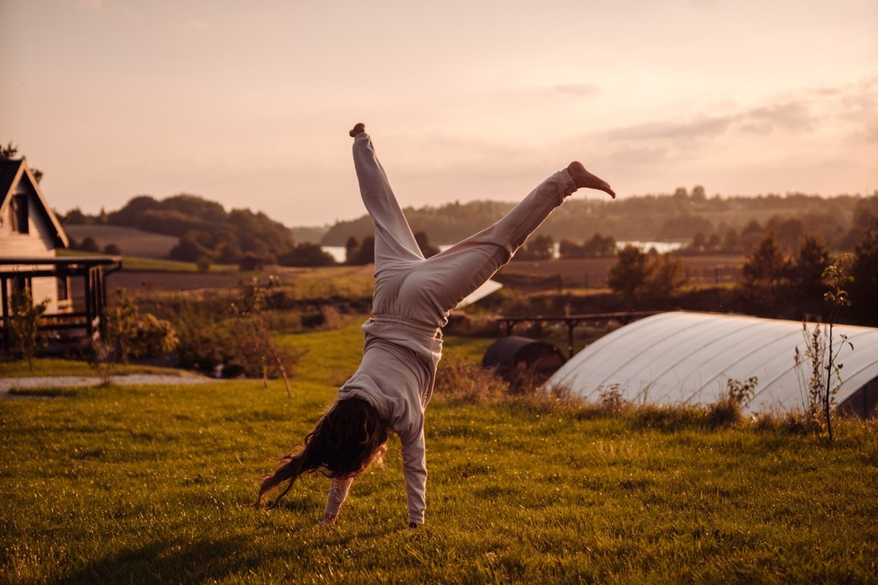 Zabawa na łące przy domkach Chabry i Rumianki na Kaszubach