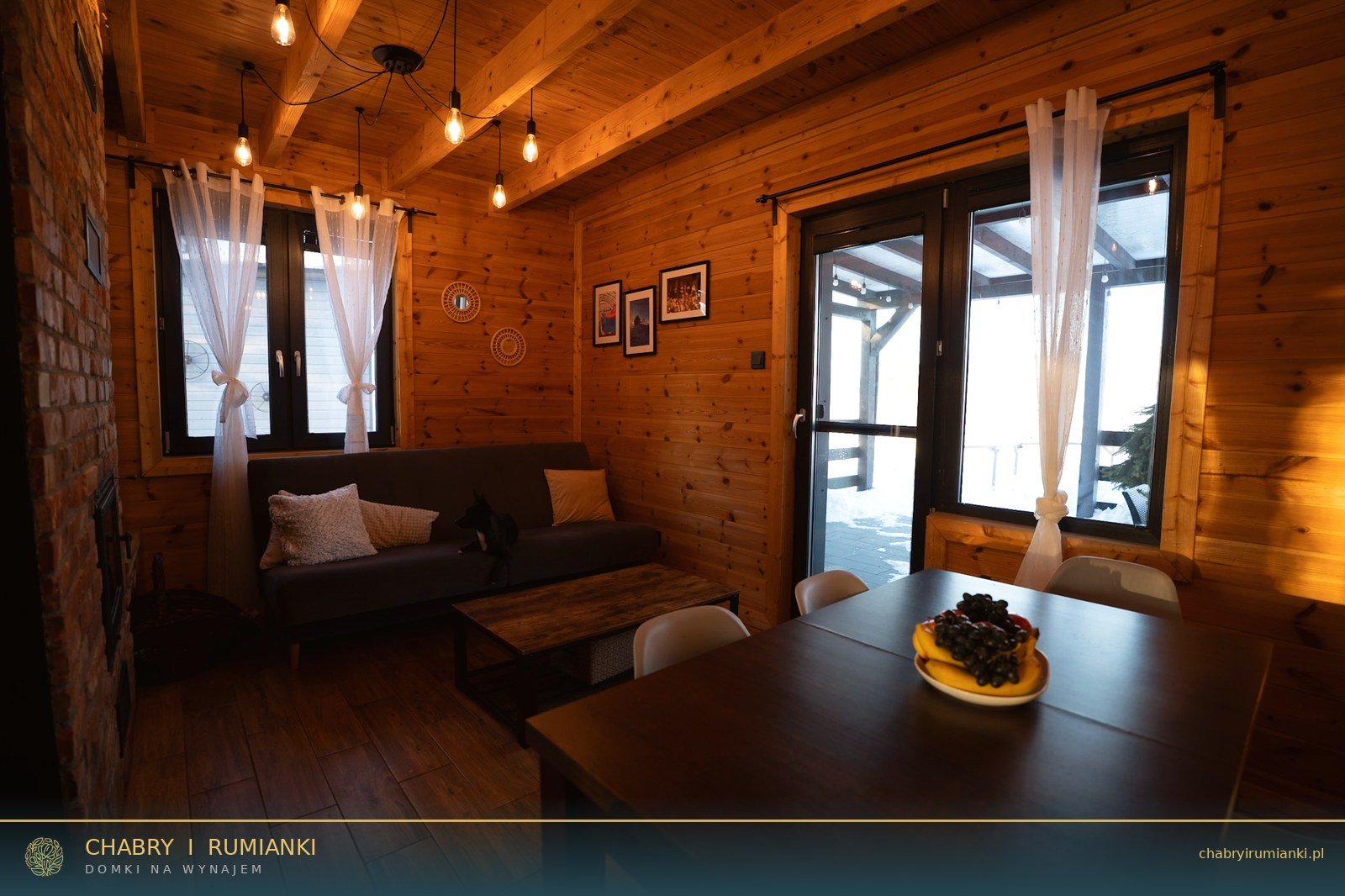 Luksusowe wnętrze domku na Kaszubach z kominkiem — Chabry i Rumianki
